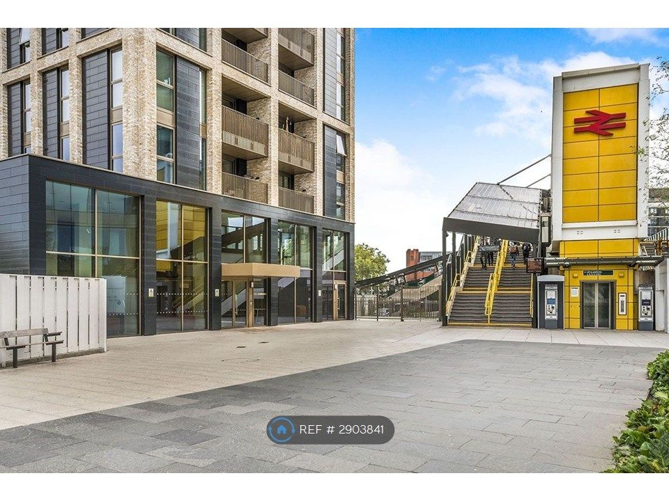 Property photo 1 of 16 East Croydon Station