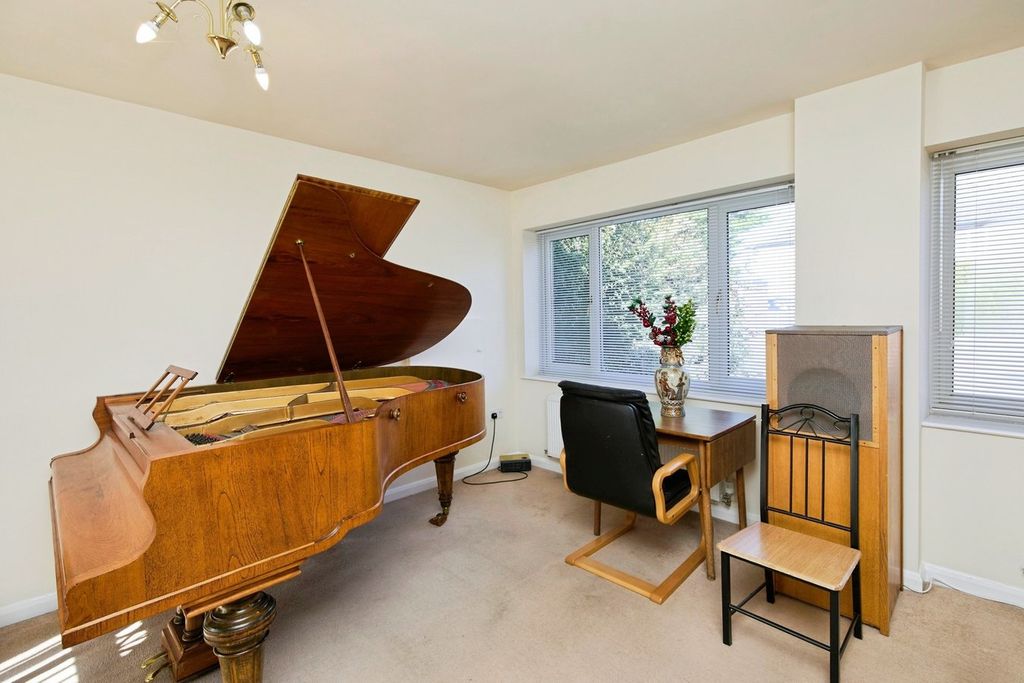 Property photo 2 of 20