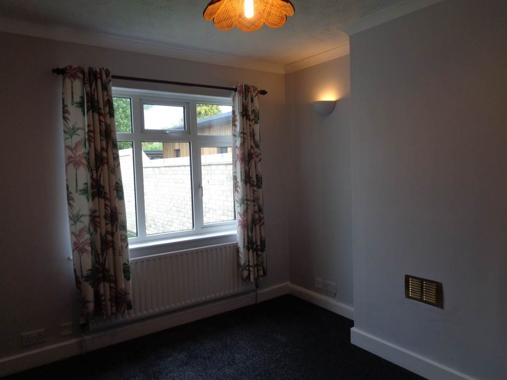 Property photo 2 of 13 Swaynes Lane Living Room