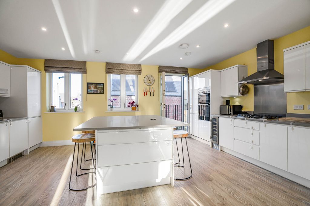 Property photo 3 of 20 Kitchen