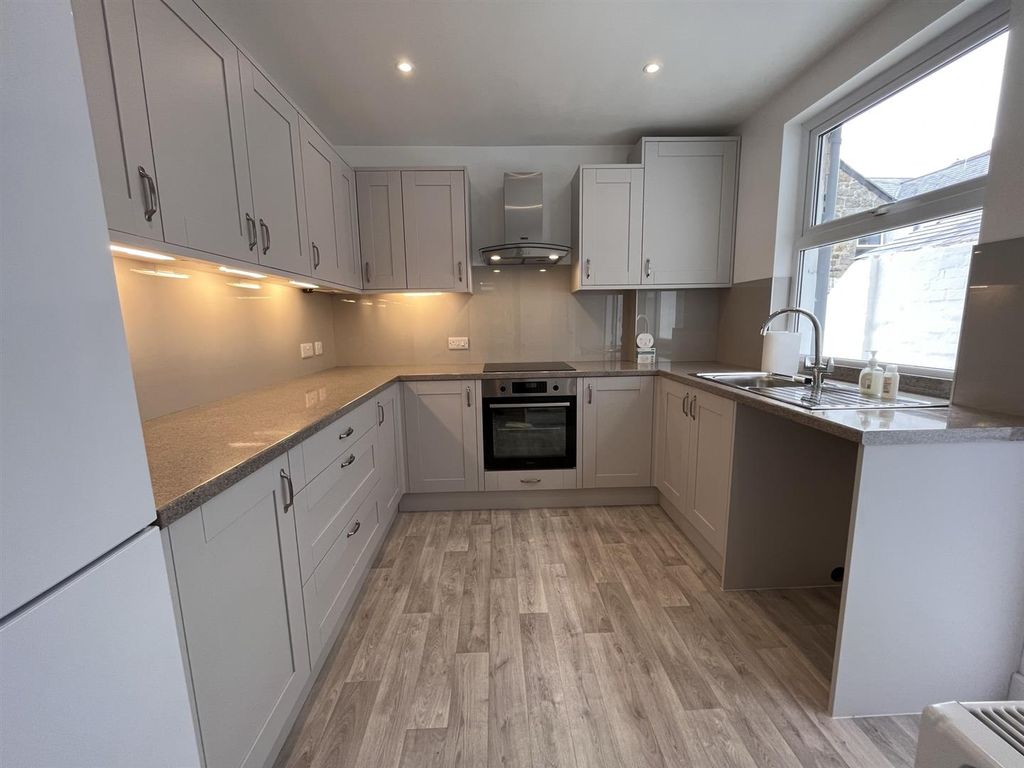 Property photo 2 of 9 Kitchen:
