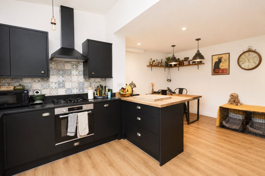 Property photo 2 of 11 A72cd5Bc-46c1-401B-9Df9-7Ec7499Ad3F1