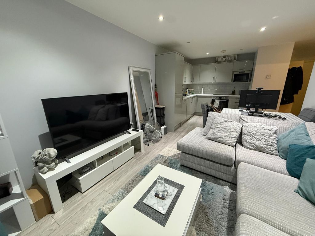 Property photo 1 of 10 Modern 1-Bedroom Flat In Barking