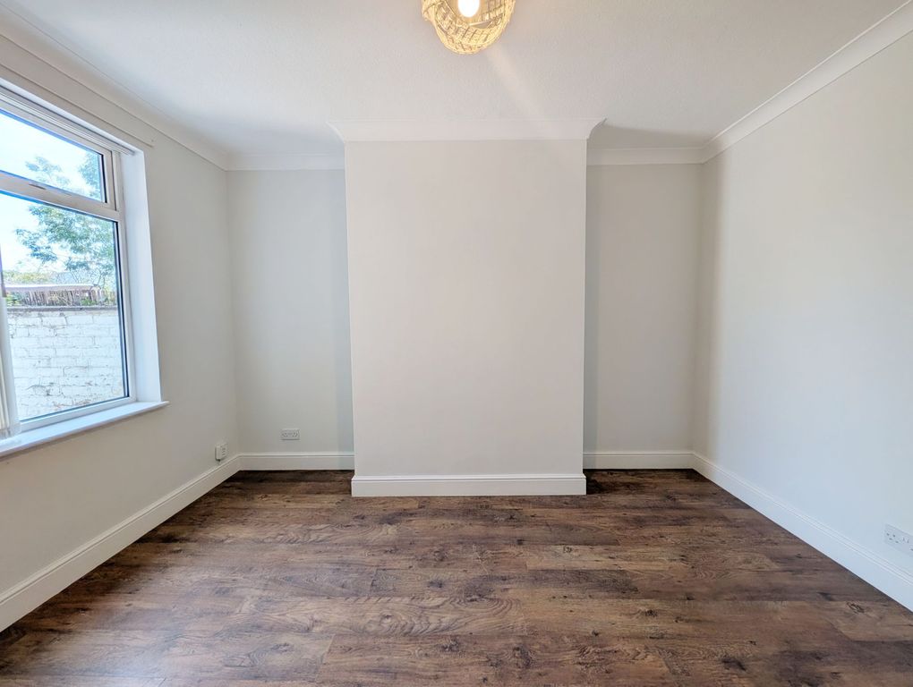 Property photo 3 of 11 Dining Room