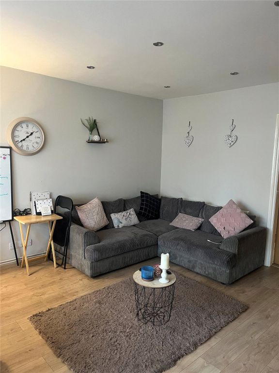 Property photo 2 of 11 Lounge