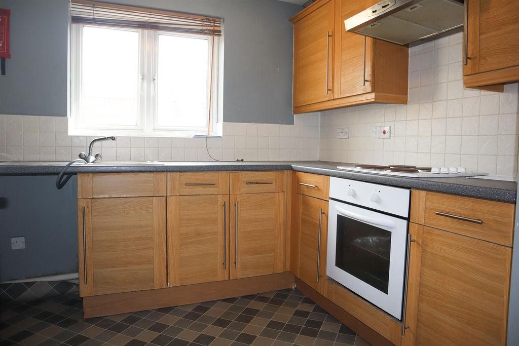 Property photo 3 of 8 Kitchen