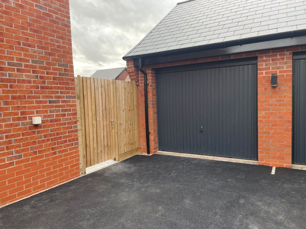 Property photo 3 of 3 Garage