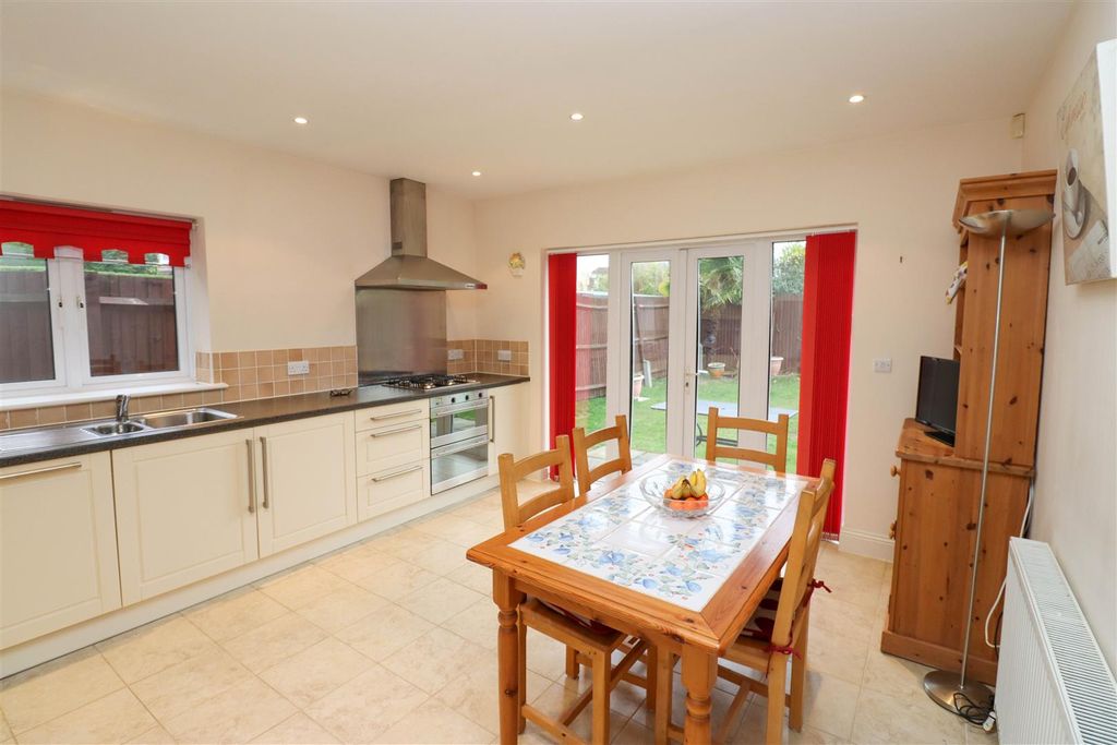 Property photo 3 of 19 Kitchen/Breakfast Room