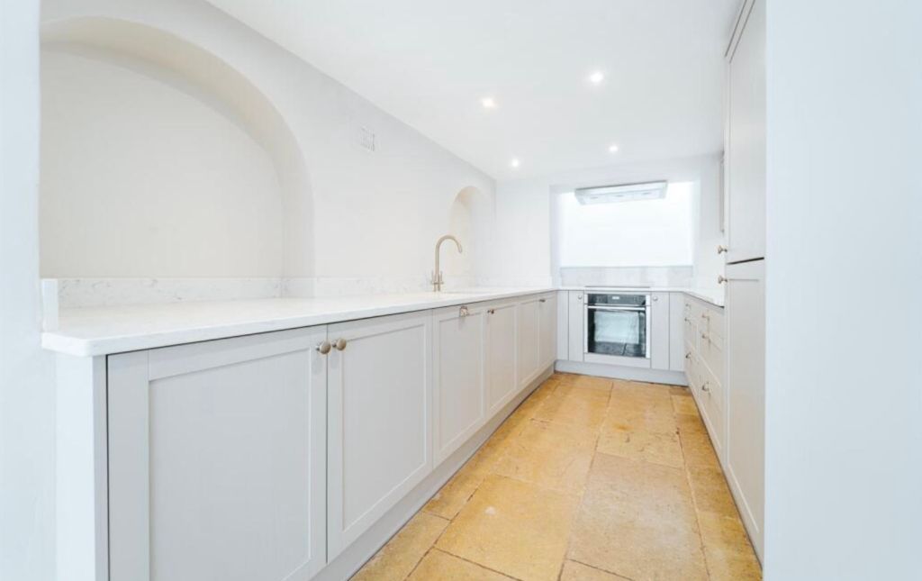 Property photo 2 of 11 Kitchen