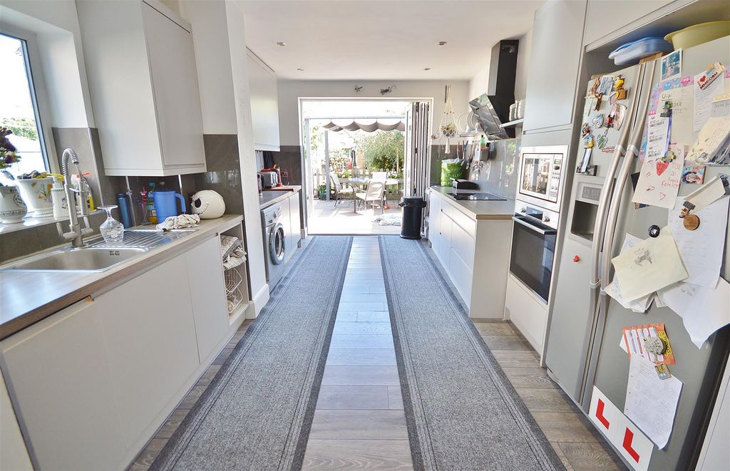 Property photo 3 of 17 Kitchen
