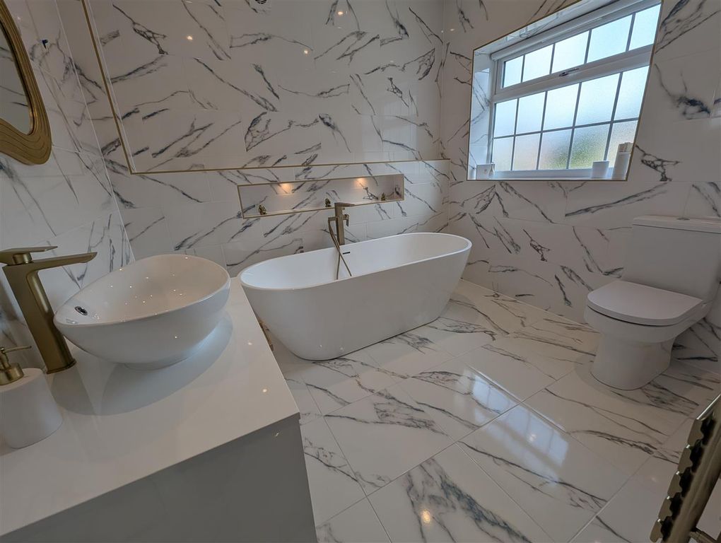 Property photo 3 of 18 En-Suite