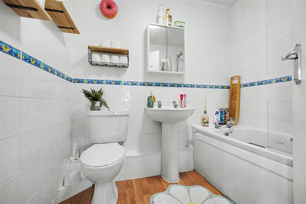 Property photo 2 of 10 Bathroom.Jpeg