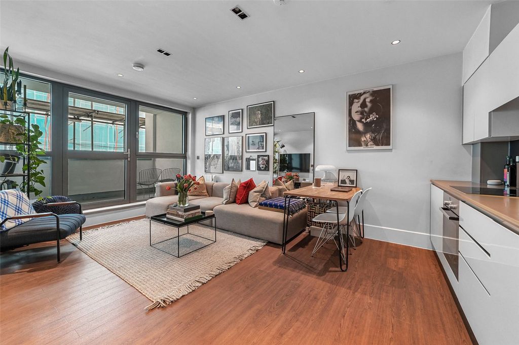 Property photo 1 of 13 Living Room