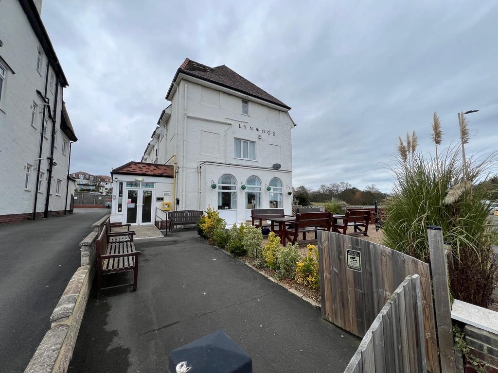 Property photo 2 of 20