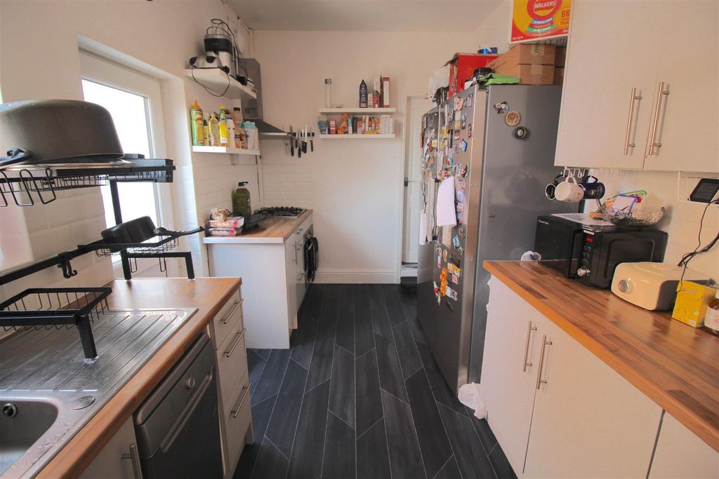Property photo 3 of 11 Kitchen