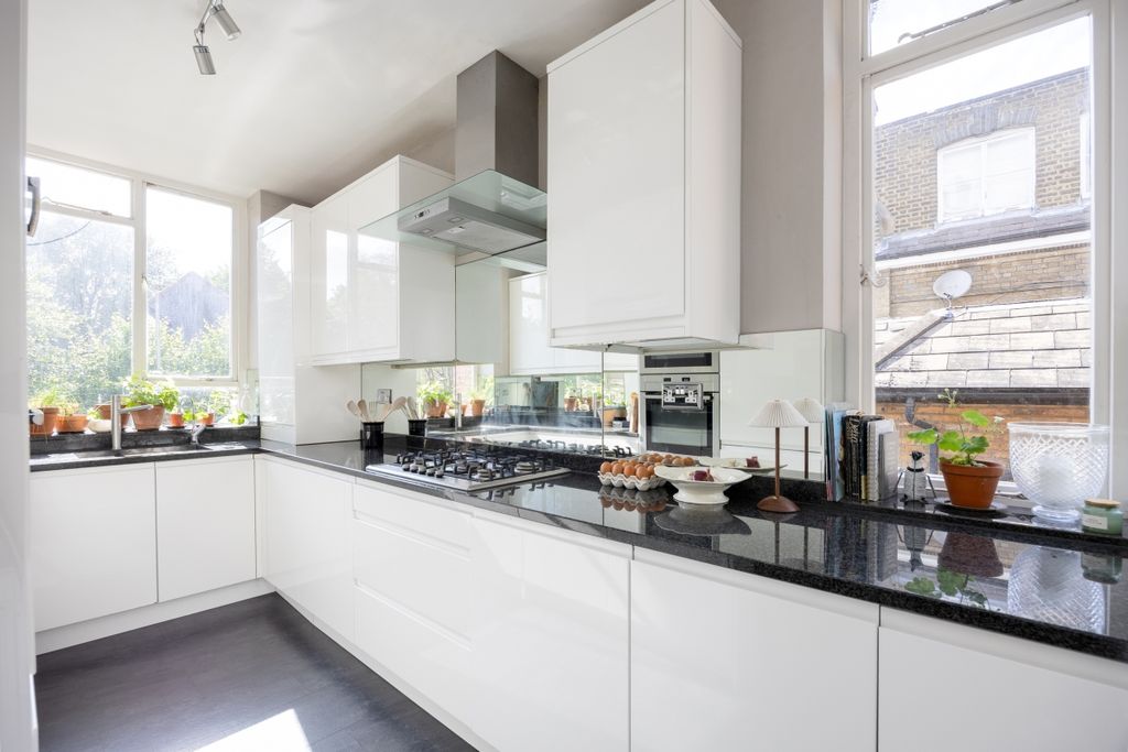 Property photo 3 of 15 Keswick Road 23A ...