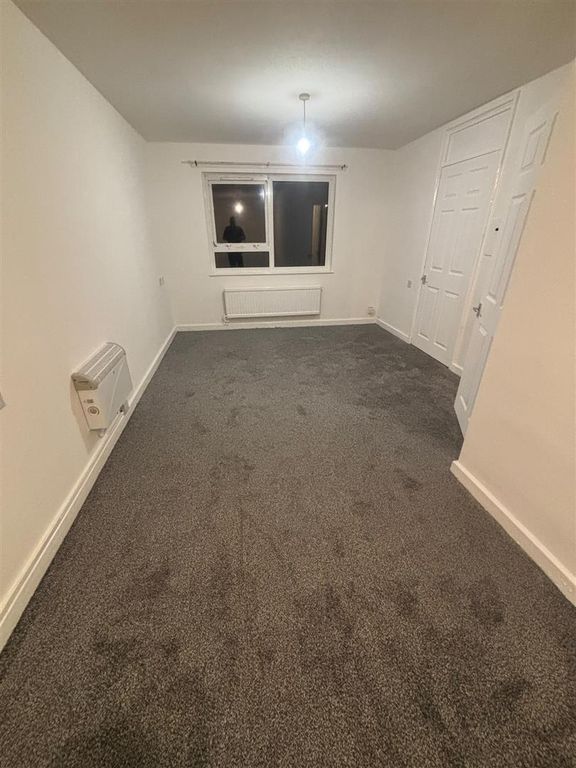 Property photo 2 of 8 Open Plan Lounge/Bedroom