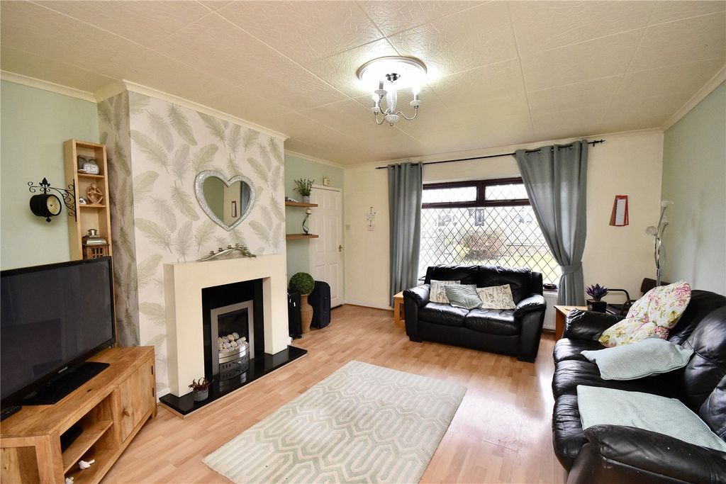 Property photo 3 of 17 Lounge