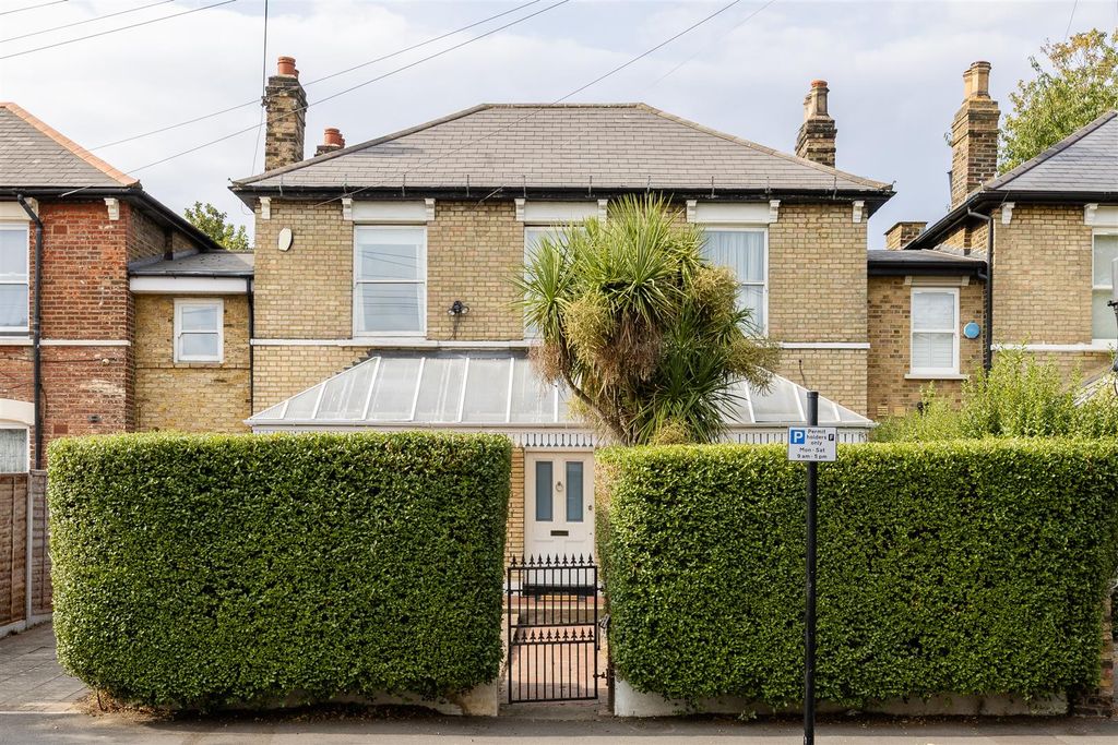 Property photo 1 of 52 Hampton Road, E7