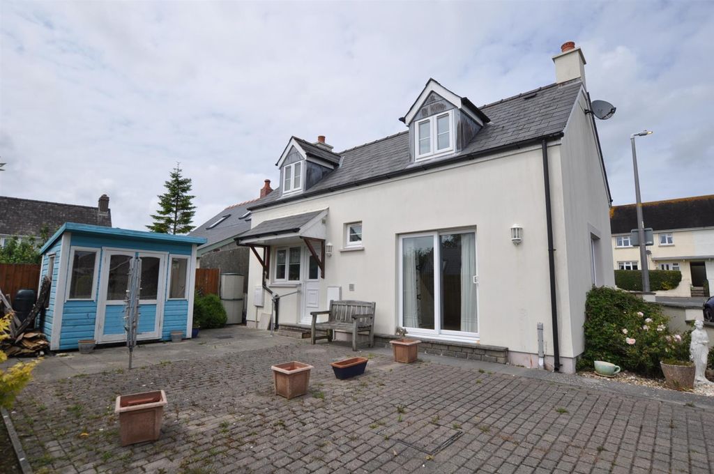 Property photo 1 of 12 Externally