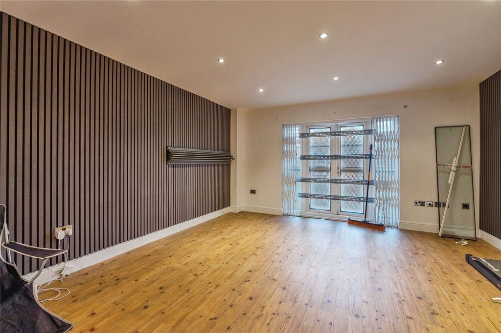 Property photo 3 of 21 Photo