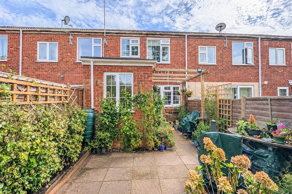 Property photo 2 of 11 Chair-Free Terraced Garden Patio.Png