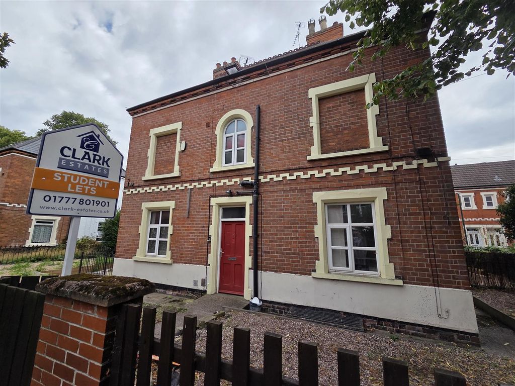 Property photo 1 of 11 Front To Let