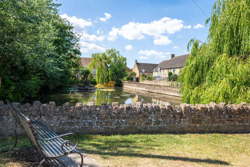 Property photo 2 of 2 Moreton-In-Marsh