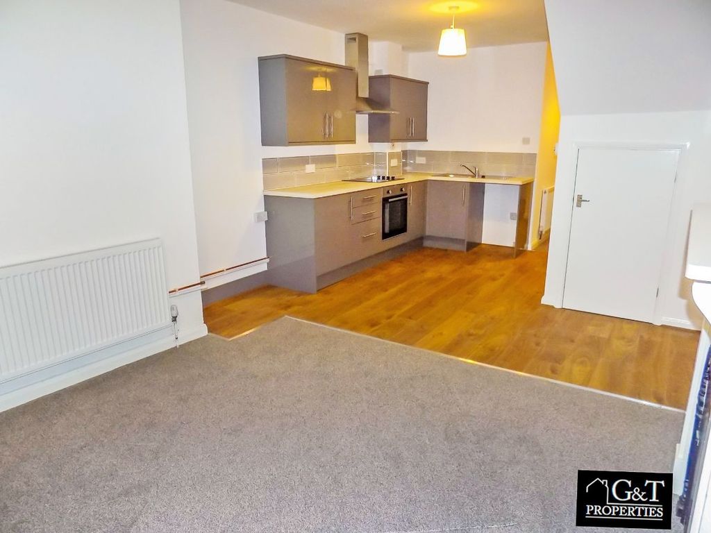 Property photo 3 of 9 Living Room/Kitchen