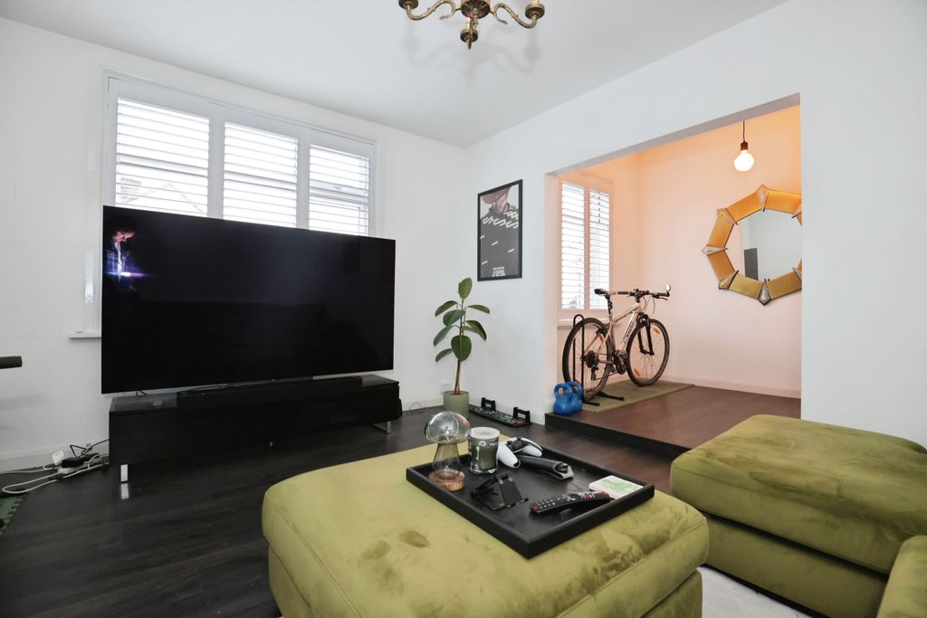 Property photo 2 of 23 Lounge