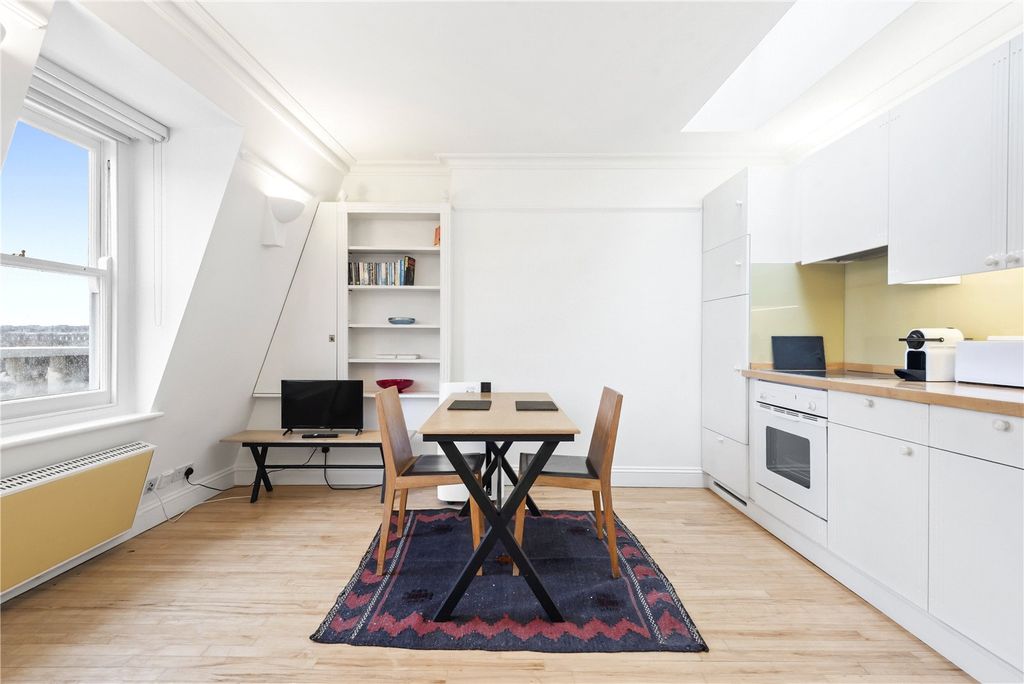 Property photo 3 of 10 Reception/Kitchen