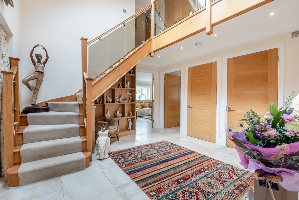 Property photo 3 of 24 8691798-Interior04