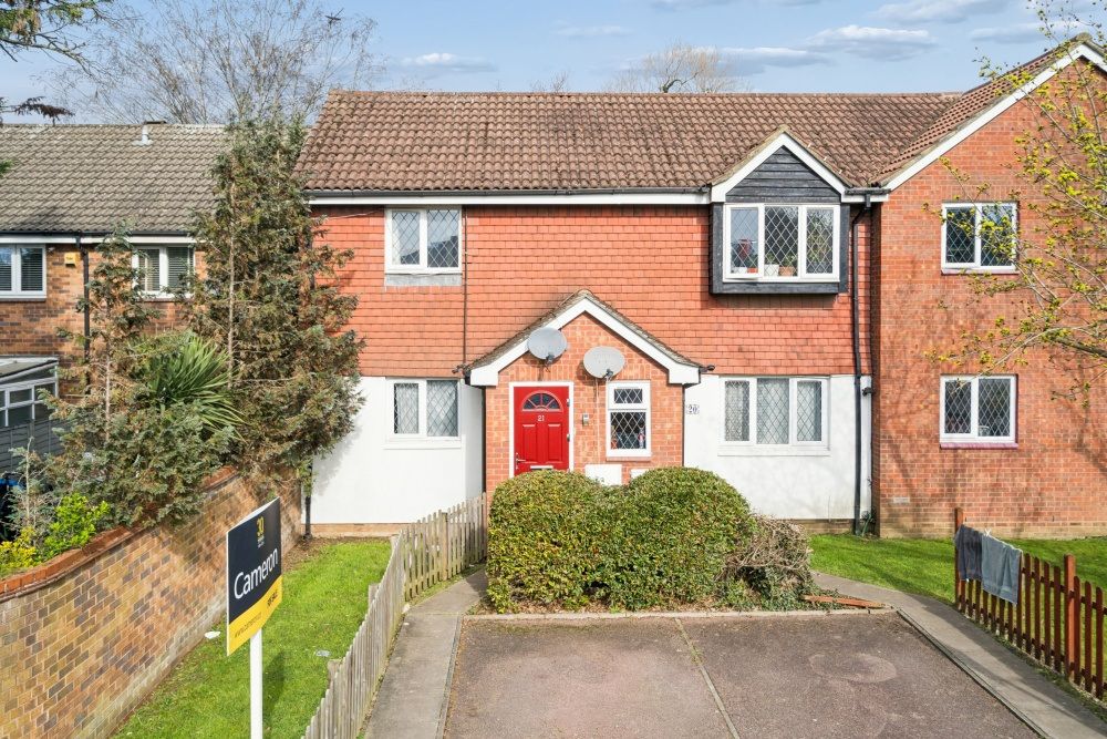 Property photo 1 of 20 Spacious Two-Bedroom First-Floor Maisonette Flat In Yiewsley, West Drayton