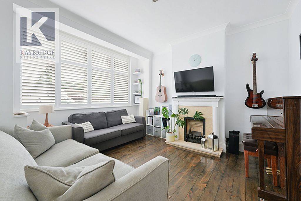 Property photo 2 of 16 Stoneleigh Avenue, Worcester Park - Kt4 8Yb