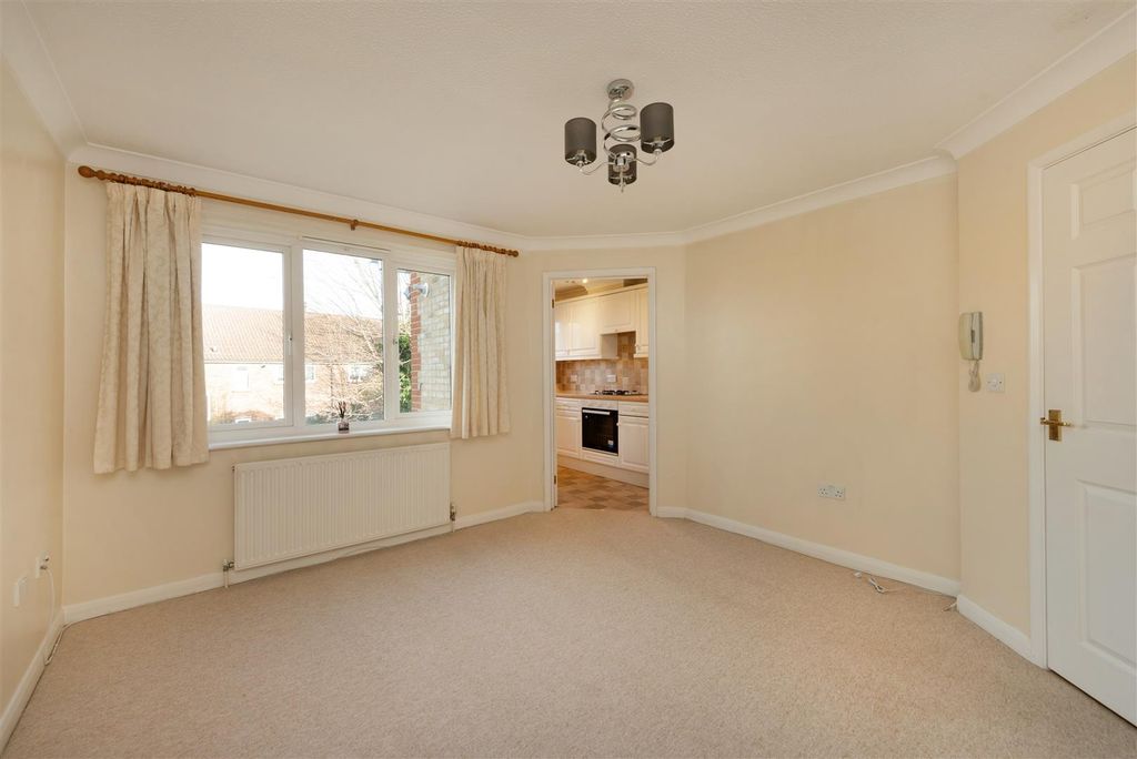 Property photo 2 of 11 Herne Bay Road, Swalecliffe, Whitstable