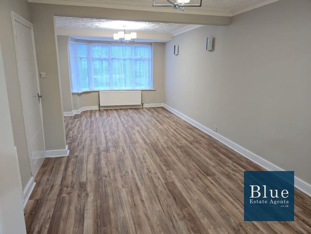 Property photo 1 of 11 Through Lounge