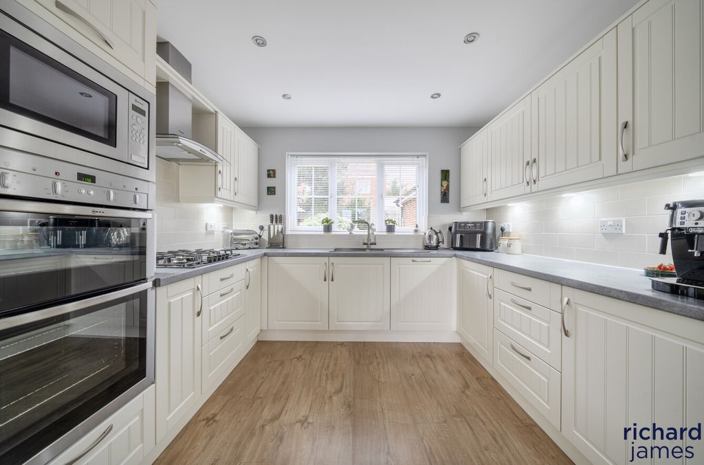 Property photo 3 of 20 Cb396Fe553034219B970B4F02Fbe476B