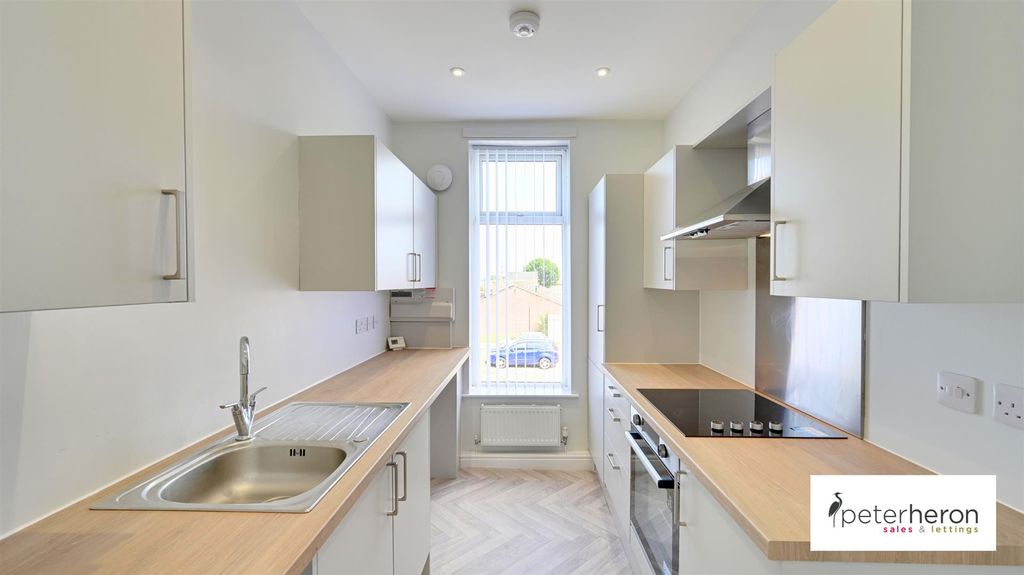 Property photo 3 of 10 Kitchen