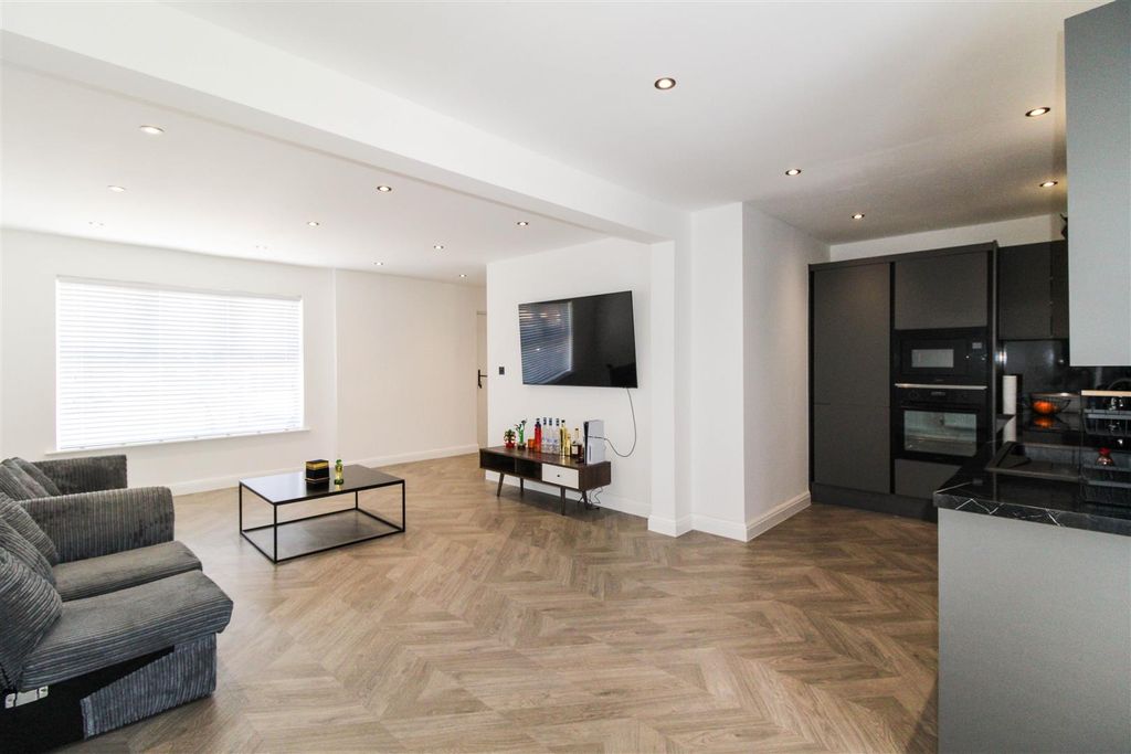 Property photo 3 of 13 Lounge