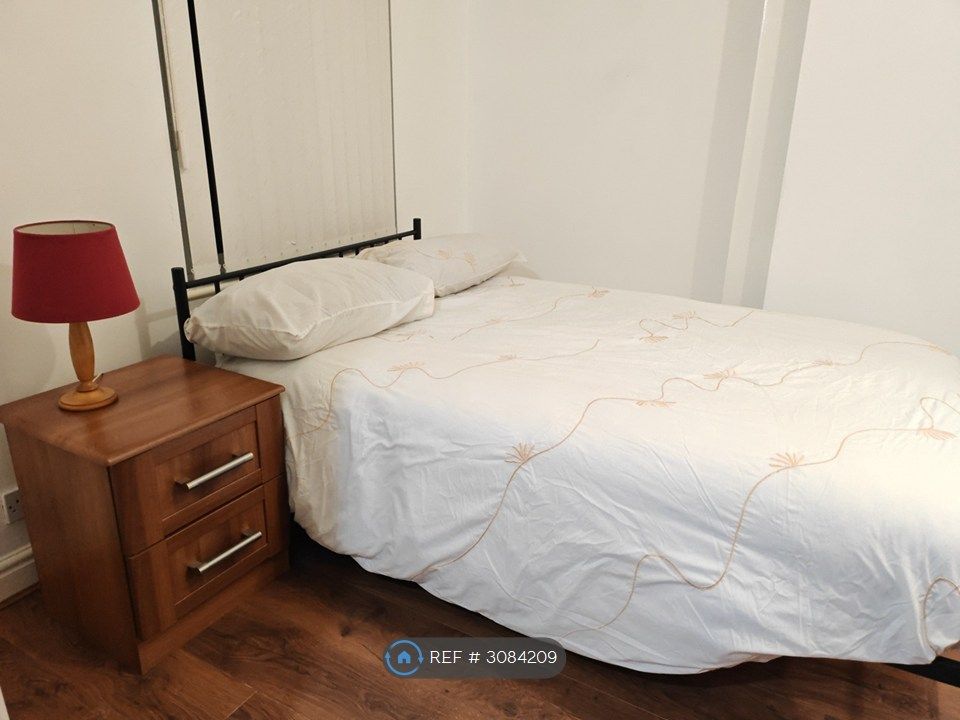 Property photo 3 of 11 Room 2