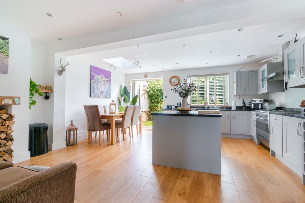 Property photo 2 of 27