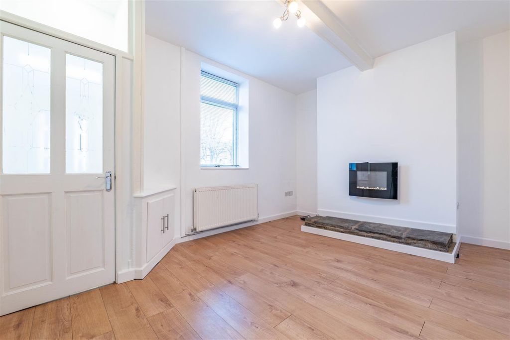 Property photo 3 of 17 Lounge