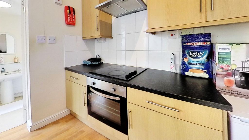 Property photo 3 of 10 103-Heeley-Road-Kitc