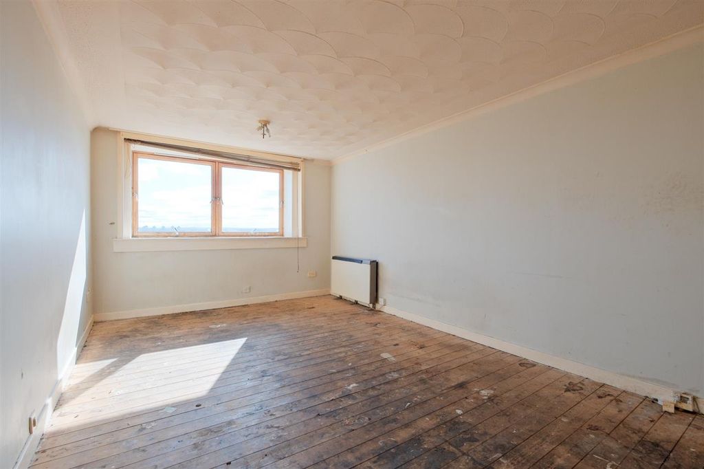 Property photo 3 of 18 Lounge