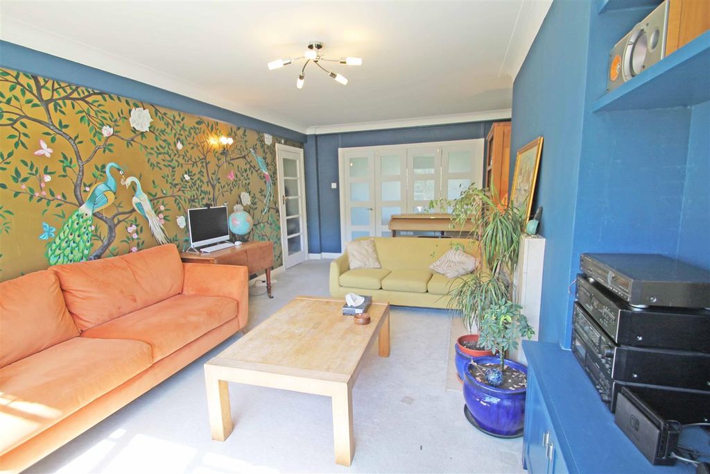 Property photo 3 of 20 Lounge