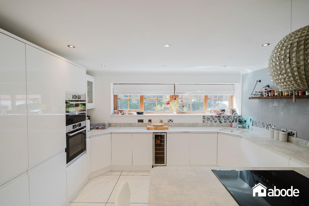 Property photo 2 of 28