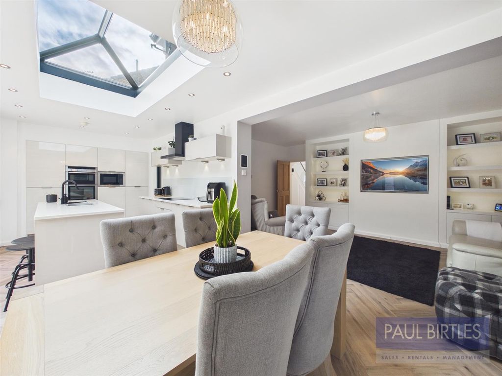 Property photo 2 of 32 Cam01301G0-Pr0736-Still035.Jpg