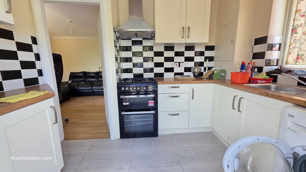 Property photo 2 of 9 Kitchen