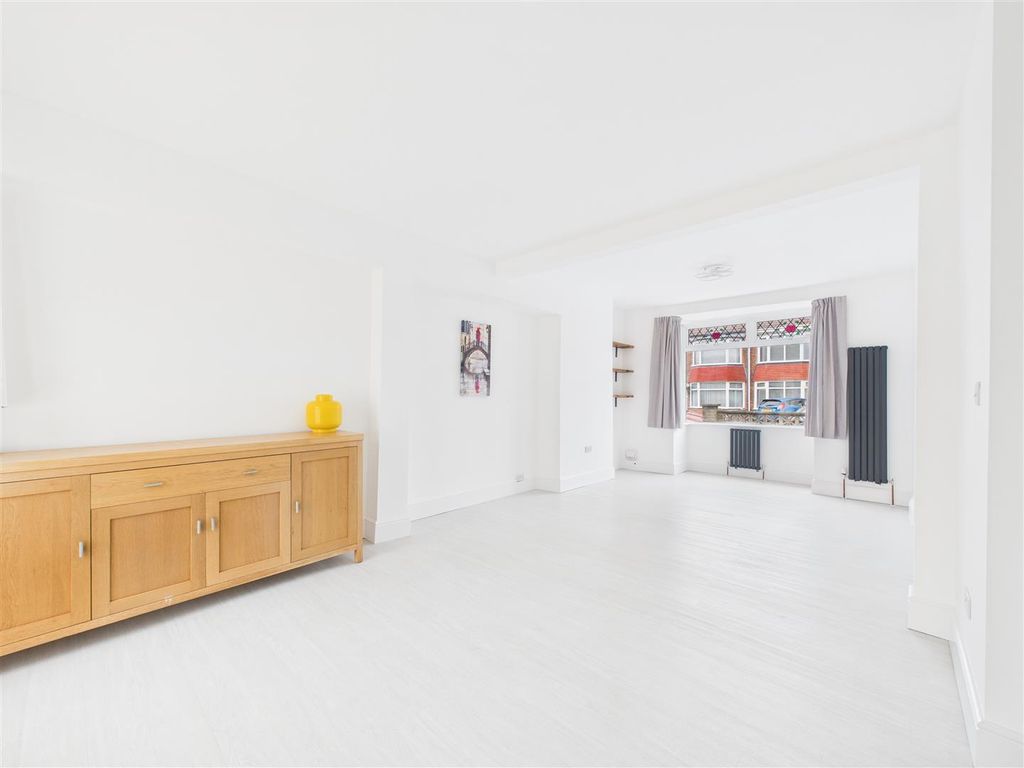Property photo 3 of 13 Cam05451G0-Pr0051-Still012.Jpg
