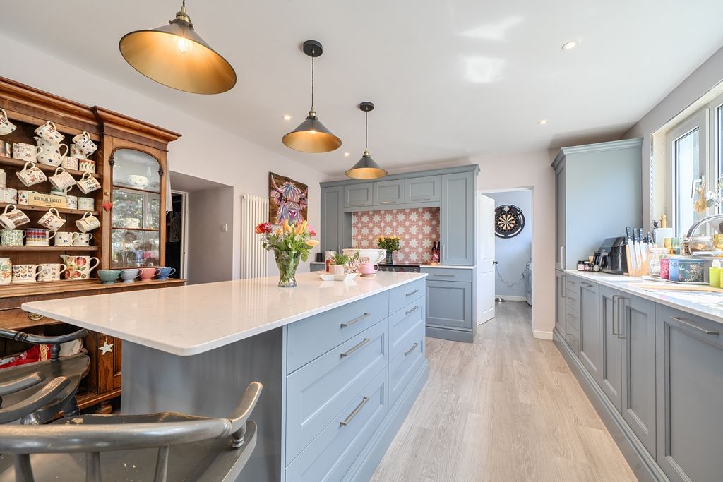 Property photo 2 of 28 1451747-12-69Ea33E664Db8